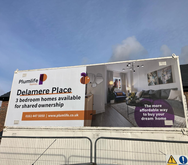 Impression’s Greater Manchester team turns around large format construction hoardings print for Plumlife homes, creating fantastic kerb appeal with images & bold text to communicate information.